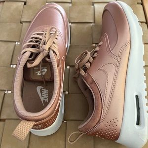 Nike Air Max Thea SE Special Edition Metallic Rose
Gold/ Bronze